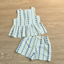 Conjunto color beich con detalles bordados en azul