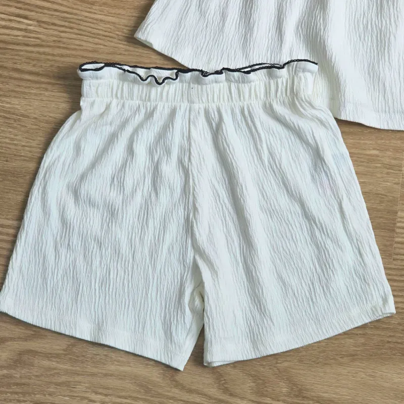 Conjunto color blanco con detalles en negro