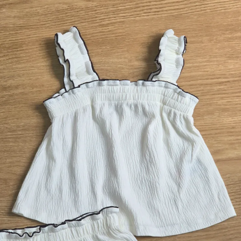 Conjunto color blanco con detalles en negro