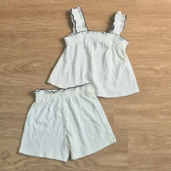 Conjunto color blanco con detalles en negro
