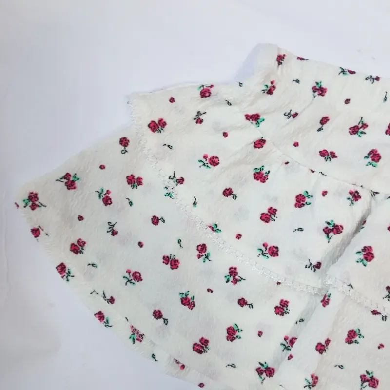 Conjunto color blanco con flores 