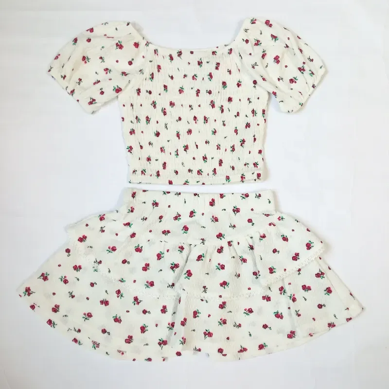 Conjunto color blanco con flores 