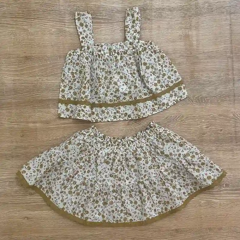 Conjunto color blanco con flores 