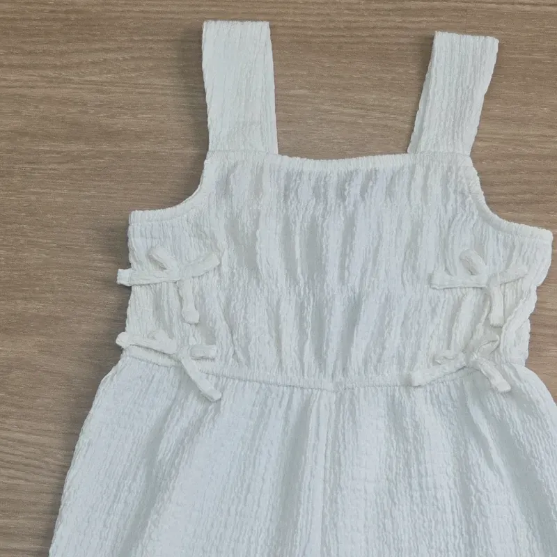 Conjunto color blanco con lazos