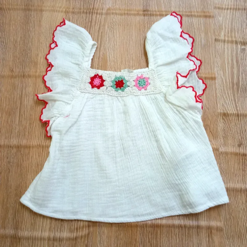 Conjunto color blanco y rojo con bordados