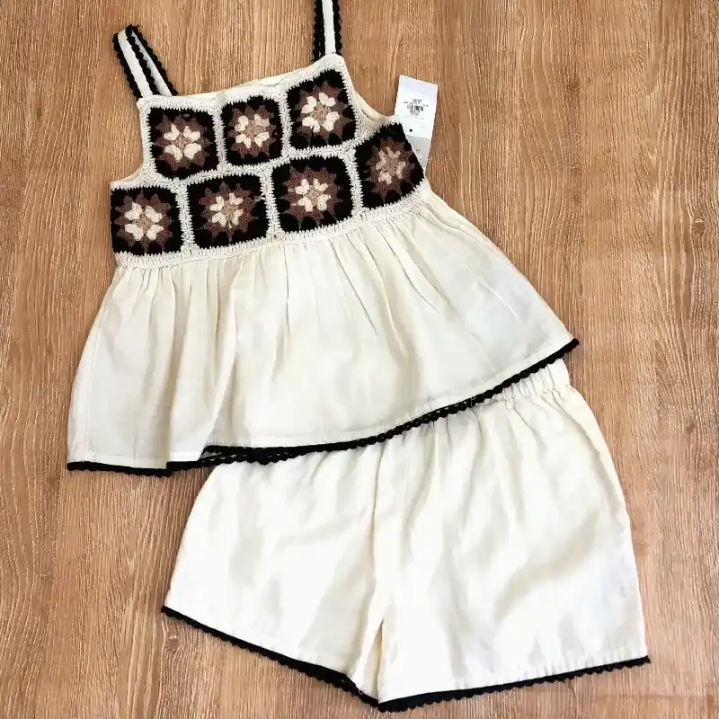 Conjunto color crema con parte tejida 