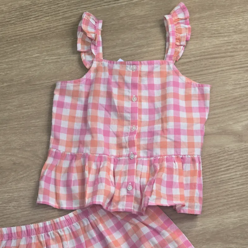 Conjunto color rosa con cuadros y vuelo