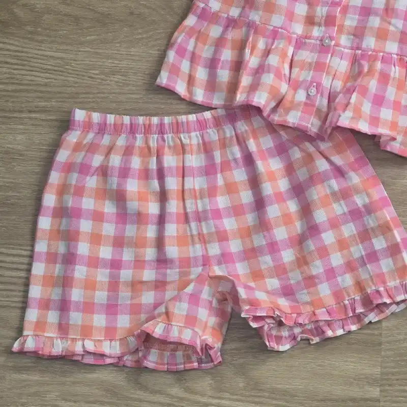 Conjunto color rosa con cuadros y vuelo