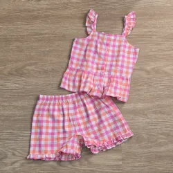 Conjunto color rosa con cuadros y vuelo