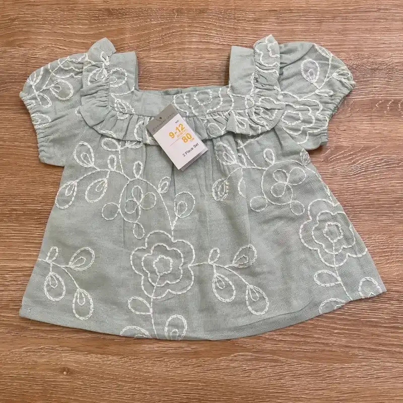 Conjunto color verde con flores bordadas