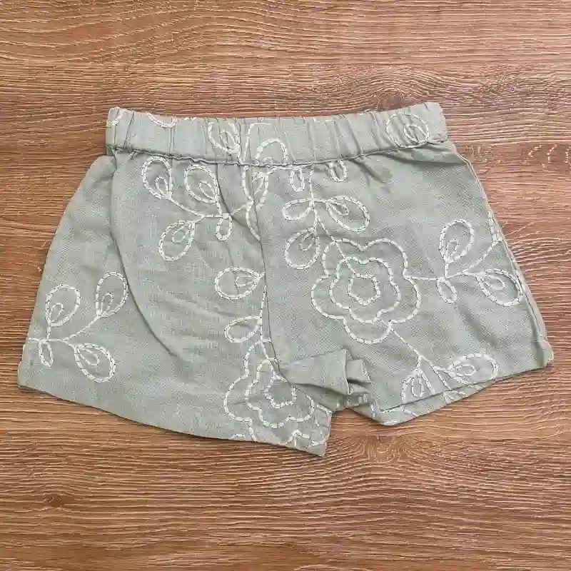 Conjunto color verde con flores bordadas
