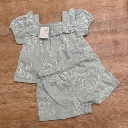 Conjunto color verde con flores bordadas