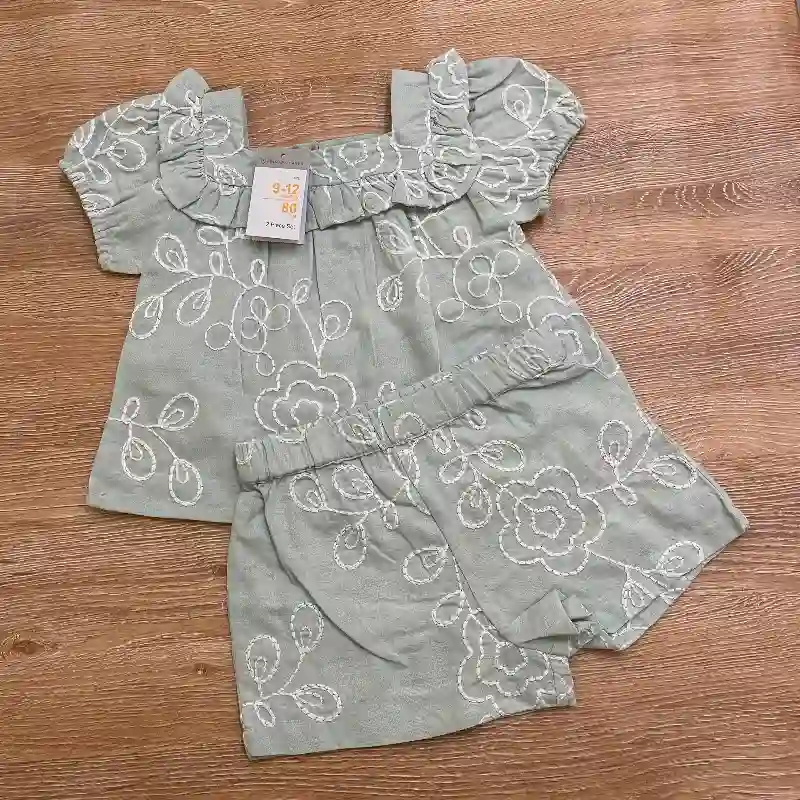 Conjunto color verde con flores bordadas