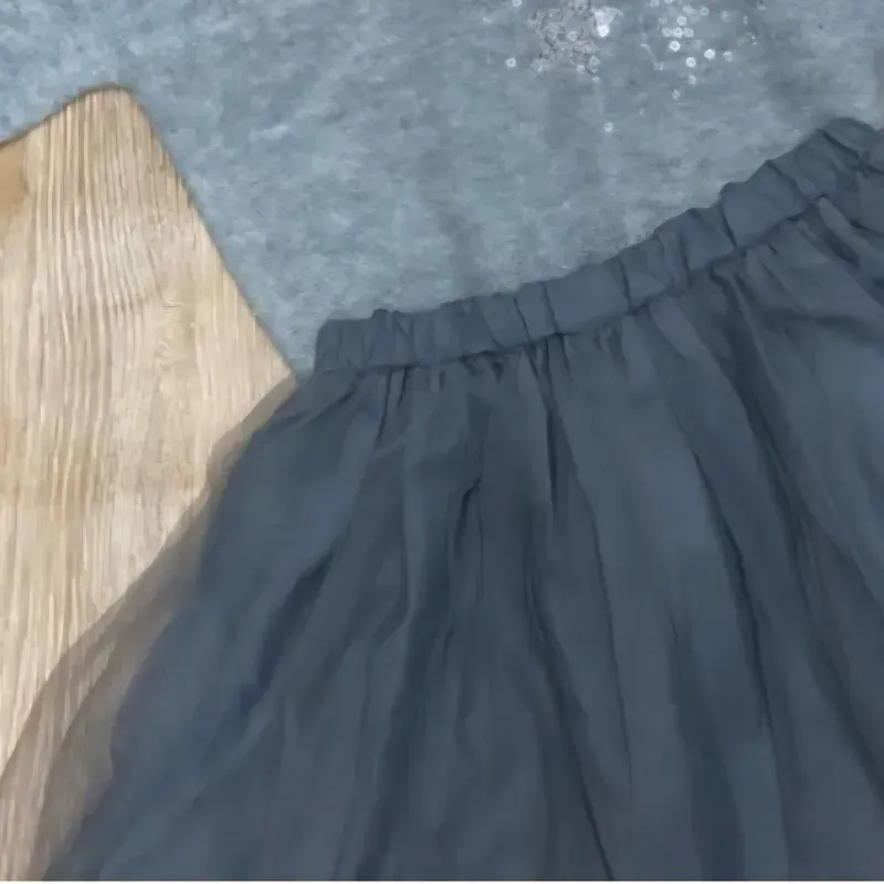 Conjunto con enguatada y saya gris