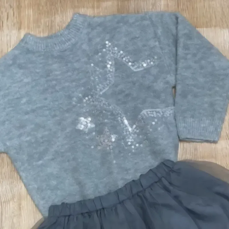 Conjunto con enguatada y saya gris