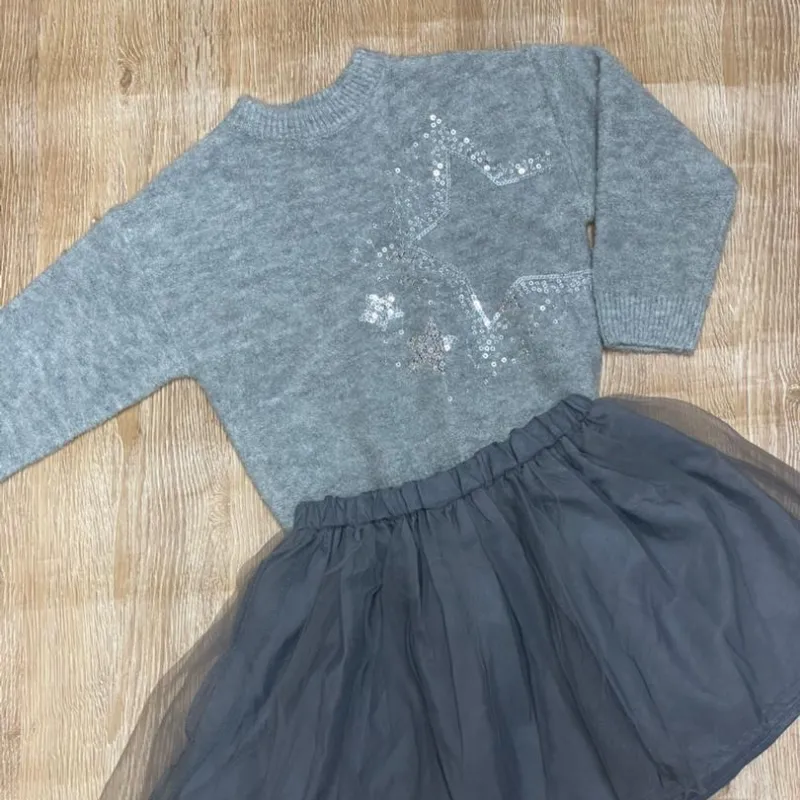 Conjunto con enguatada y saya gris