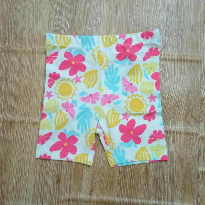 Conjunto con flores de color rosado 