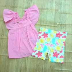 Conjunto con flores de color rosado 