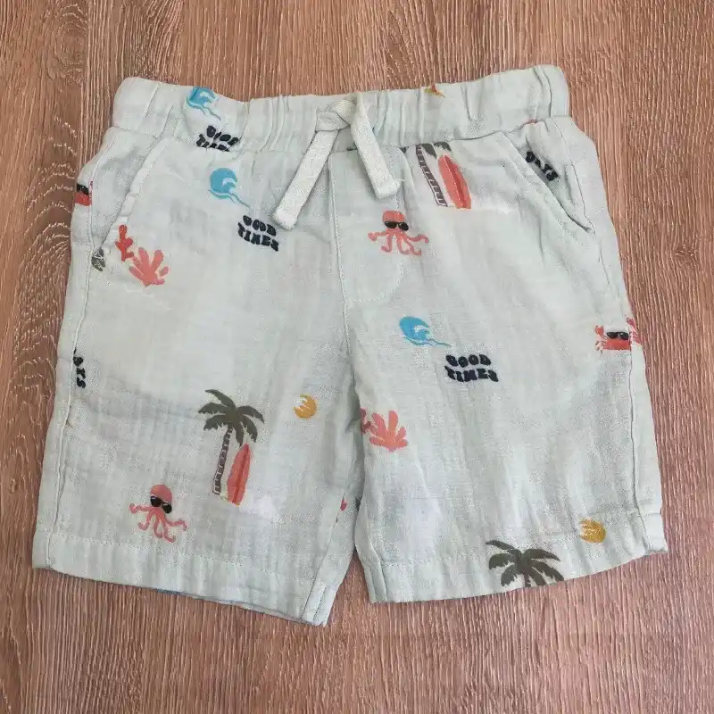 Conjunto con motivos playeros de color verde claro 
