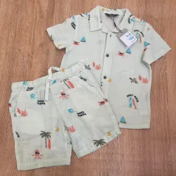 Conjunto con motivos playeros de color verde claro 