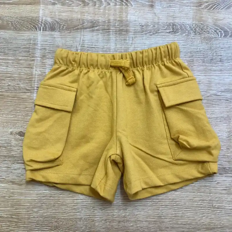 Conjunto con piñas color amarillo