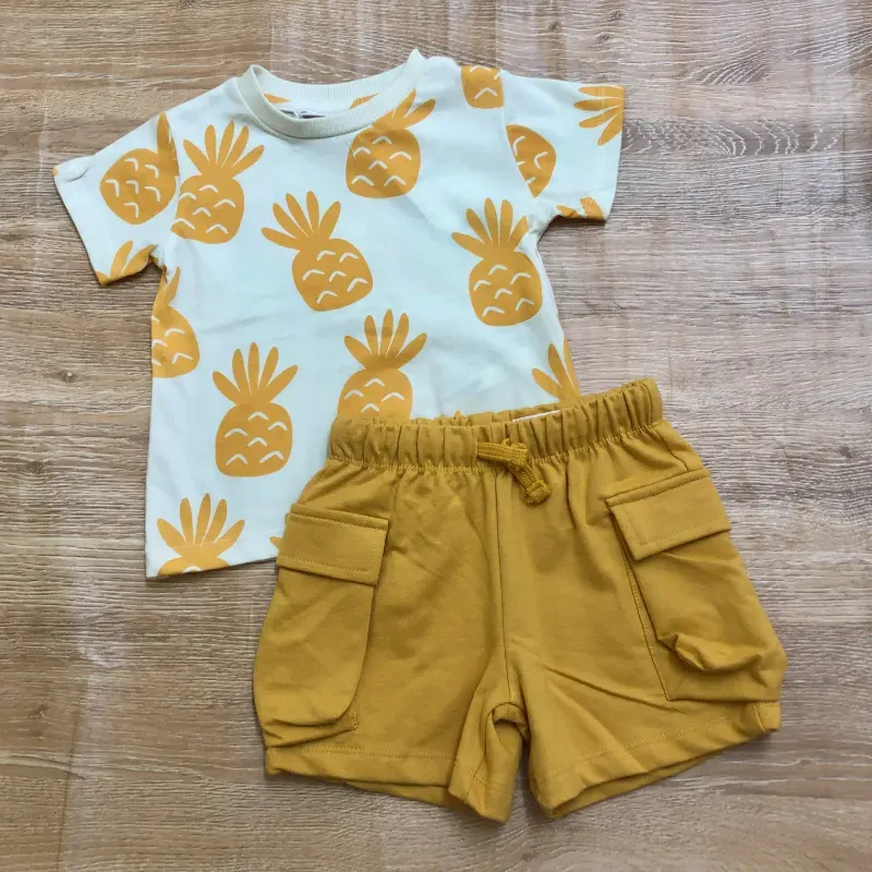 Conjunto con piñas color amarillo