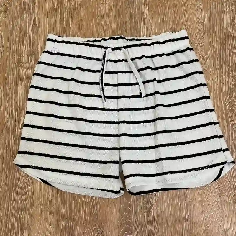 Conjunto con rayas blancas y negras 