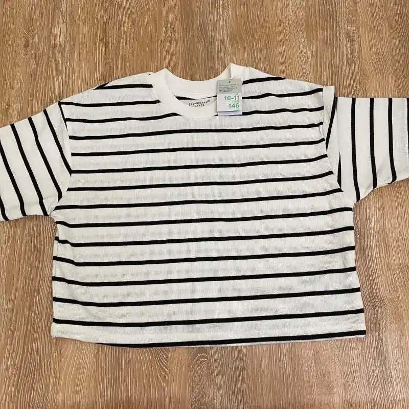Conjunto con rayas blancas y negras 