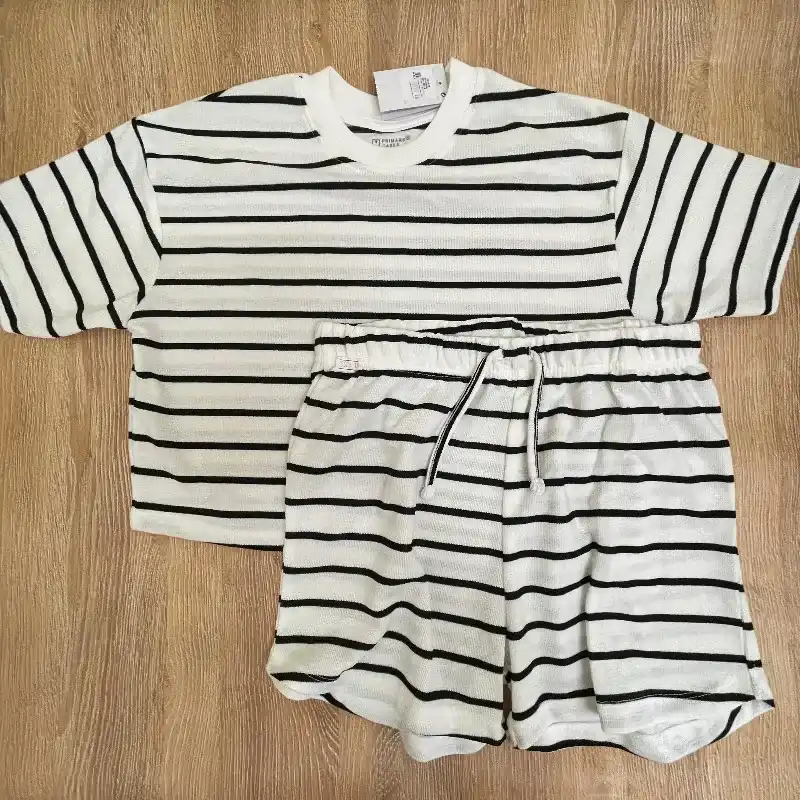 Conjunto con rayas blancas y negras 