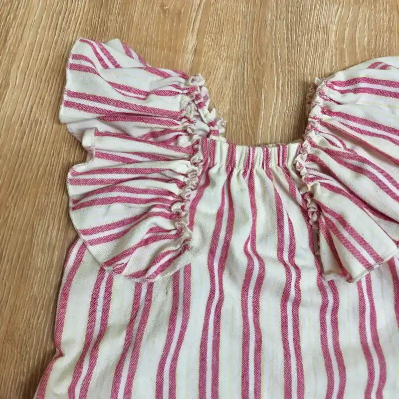 Conjunto con vuelos color rosado y blanco