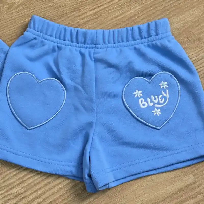 Conjunto de Bluey color azul con flores