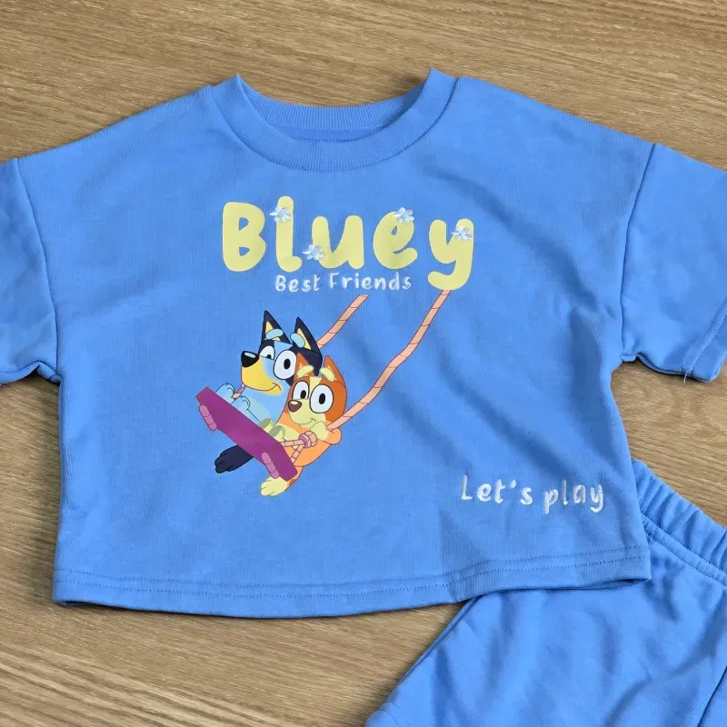 Conjunto de Bluey color azul con flores