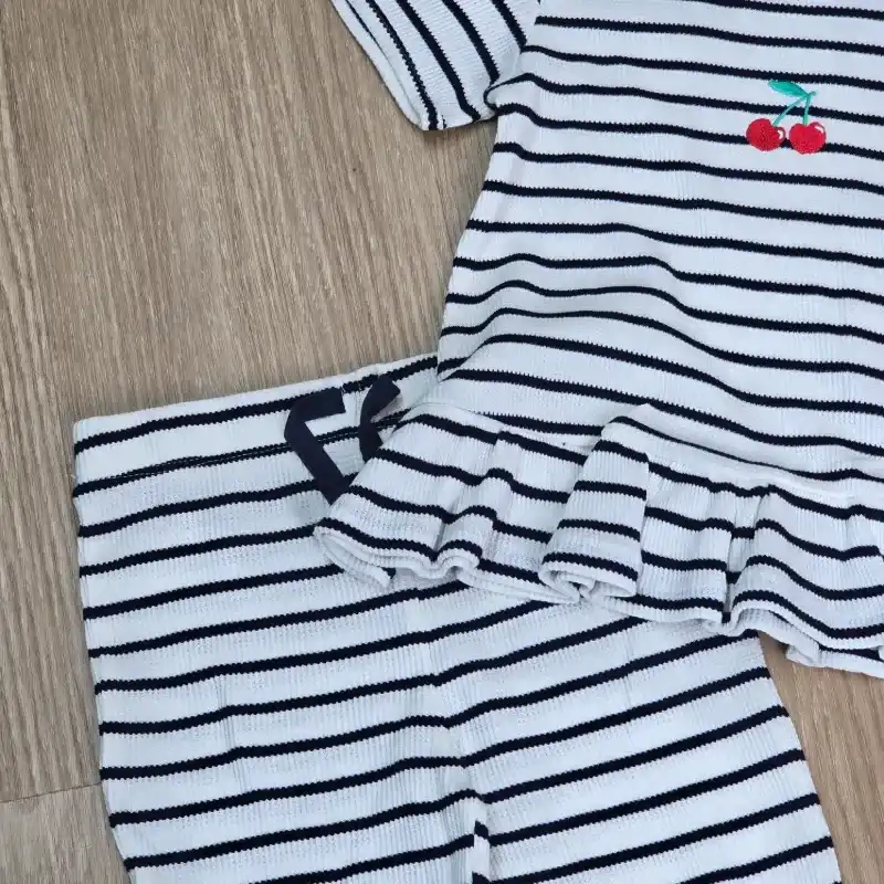 Conjunto de blusa con pantaloneta de rayas con Cerezas