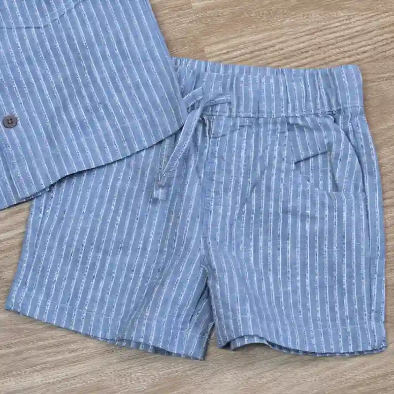 Conjunto de Camisa de rayas azules con shorts