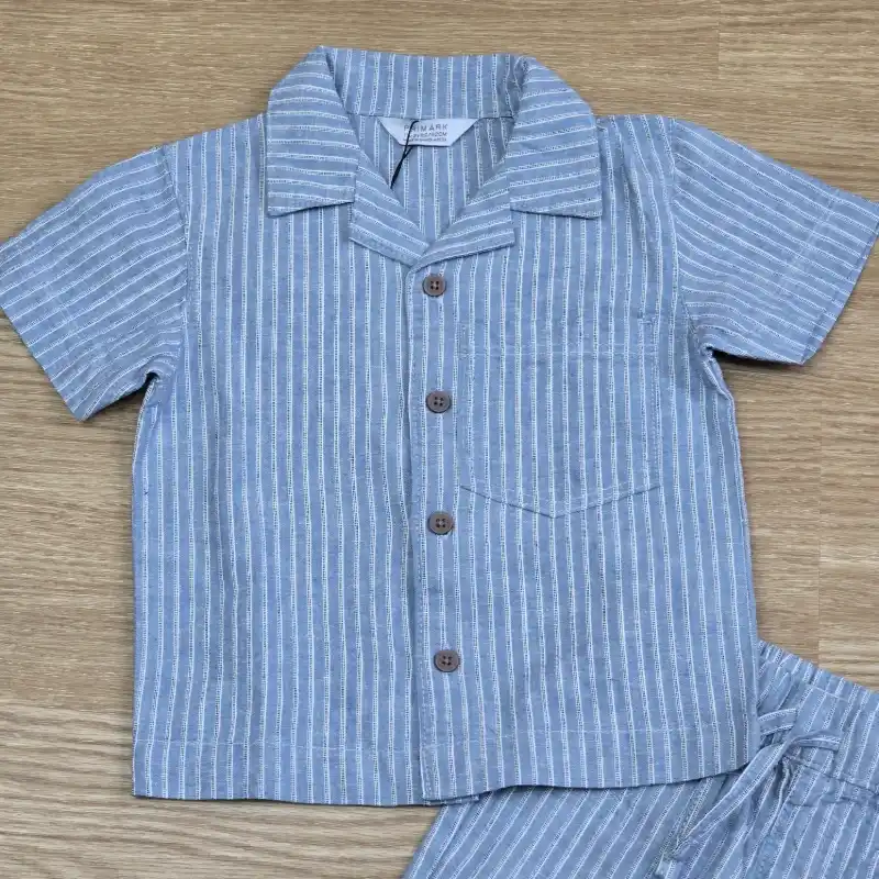 Conjunto de Camisa de rayas azules con shorts