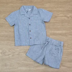 Conjunto de Camisa de rayas azules con shorts