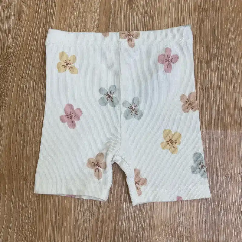 Conjunto de color amarillo con flores