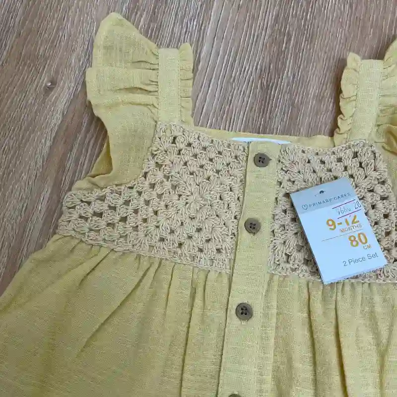 Conjunto de color amarillo con flores