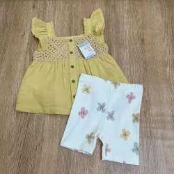 Conjunto de color amarillo con flores