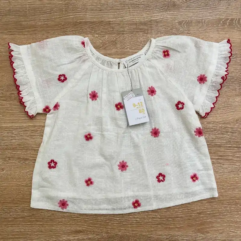 Conjunto de color blanco con flores rojas 