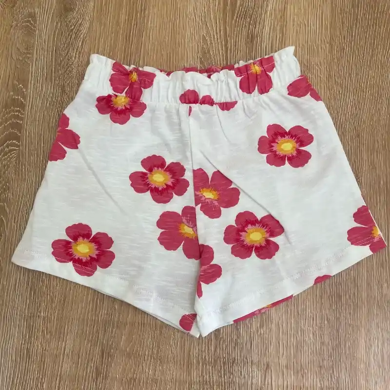 Conjunto de color blanco con flores rojas