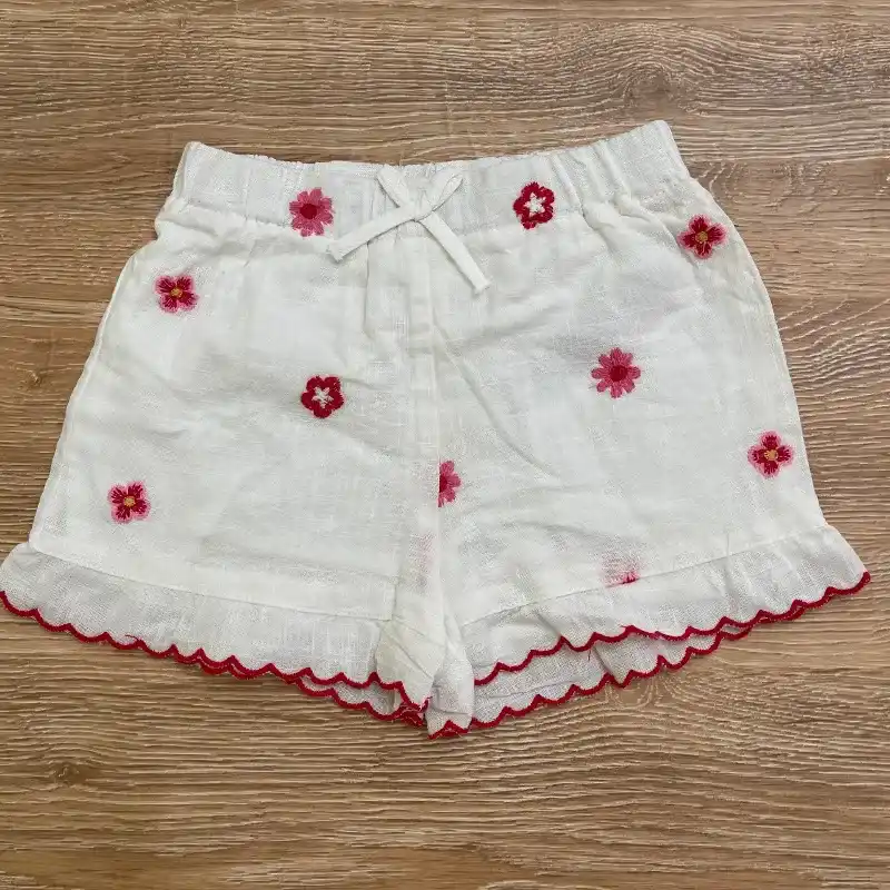 Conjunto de color blanco con flores rojas 