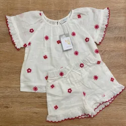 Conjunto de color blanco con flores rojas 
