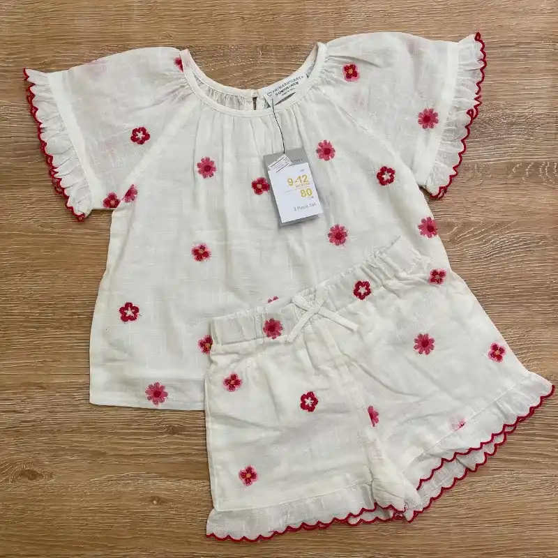 Conjunto de color blanco con flores rojas 