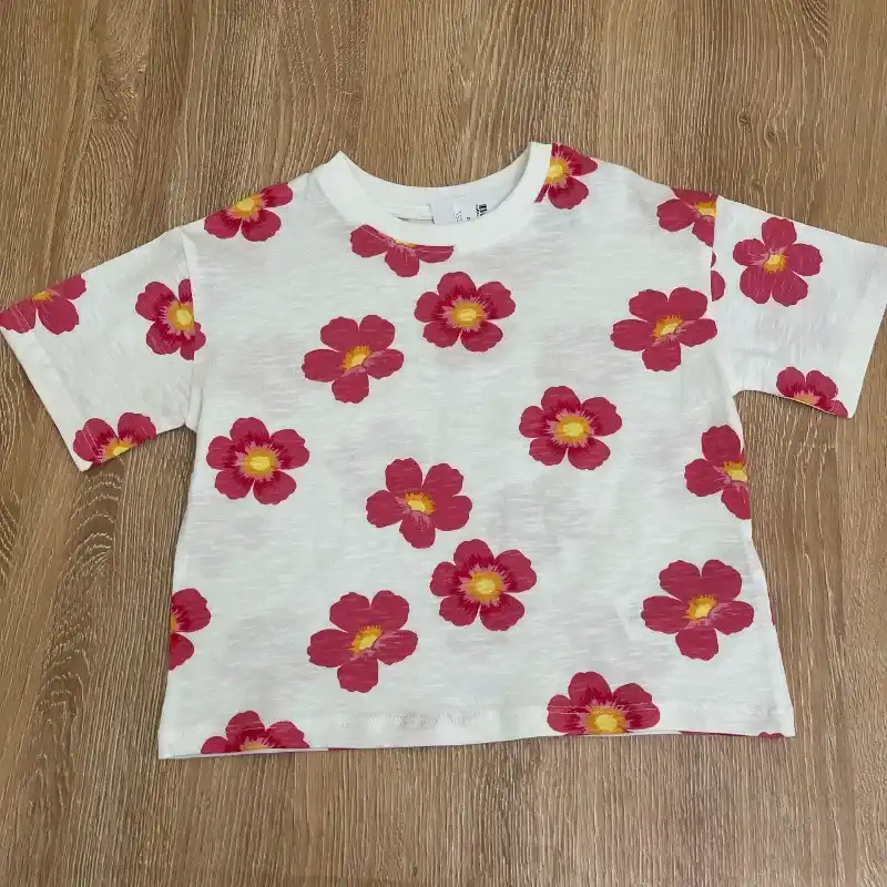 Conjunto de color blanco con flores rojas