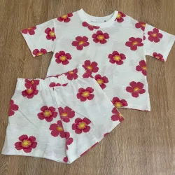 Conjunto de color blanco con flores rojas