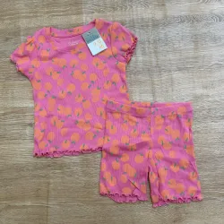 Conjunto de color rosado con naranjas