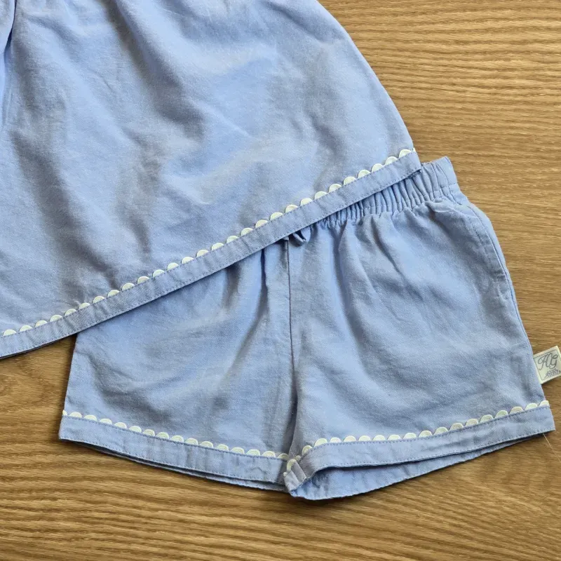 Conjunto de niña color azul con detalles en blanco