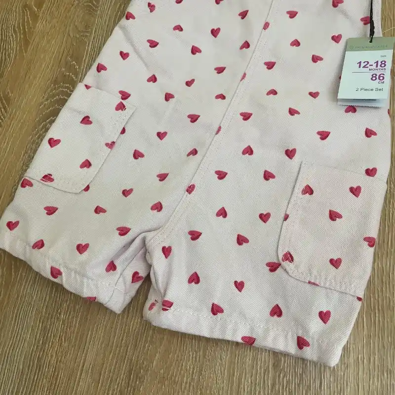 Conjunto de overol con blusa color rosado con corazones 