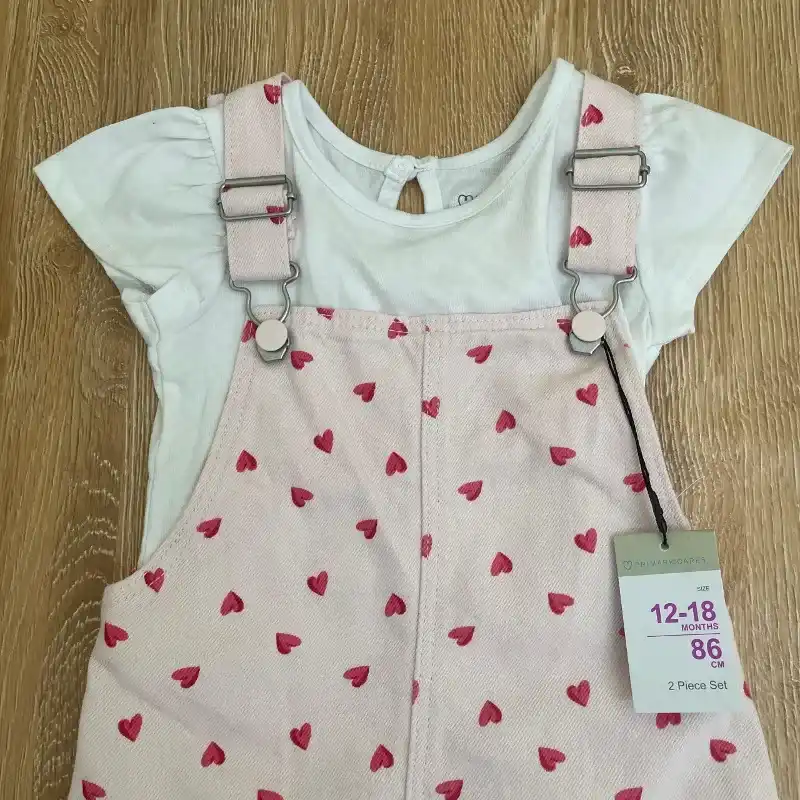 Conjunto de overol con blusa color rosado con corazones 